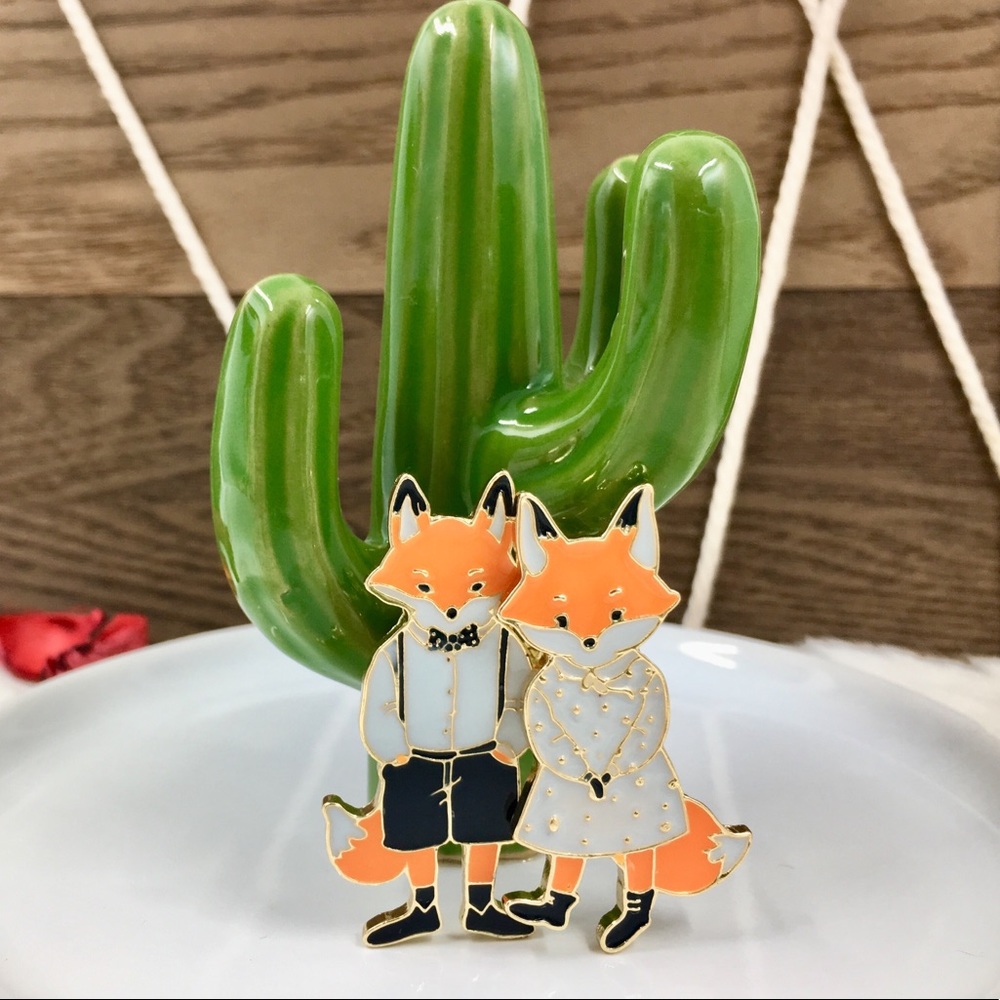 力Mr. & Mrs Fox Pins Set力 - Picture 2 of 7
